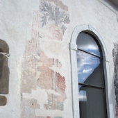 MESTO PRIEVIDZA: Novoobjavené fresky na fasáde Bartolomejského kostola