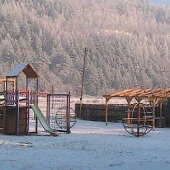 OBEC KOLINOVCE: Zrekonštruovaný dvor v MŠ