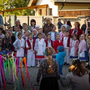 OBEC SEBEDRAŽIE: Stavanie májov