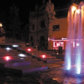 MESTO SENEC: Fontána v noci