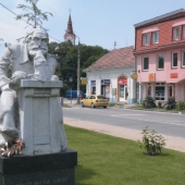 MESTO SENEC: Socha Alberta Molnára Szencziho na vynovenom námesti