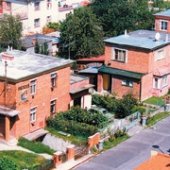 MESTO PARTIZÁNSKE: Dvojdomky z režnej tehly na známej Červenej ulici, ktorá sa nachádza v kolónii najstaršej pôvodnej zástavby Baťových domov