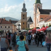 MESTO ROŽŇAVA: Katedrála Nanebovzatia Panny Márie, vpravo Kostol sv. Anny