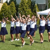 OBEC OKOČ: Vystúpenie mažoretiek na Rodinnom pikniku