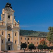 MESTO PRIEVIDZA: Exteriér a interiér kostola piaristov (Kostol Najsvätejšej Trojice) zdroj: zdroj: www.fotogross.sk